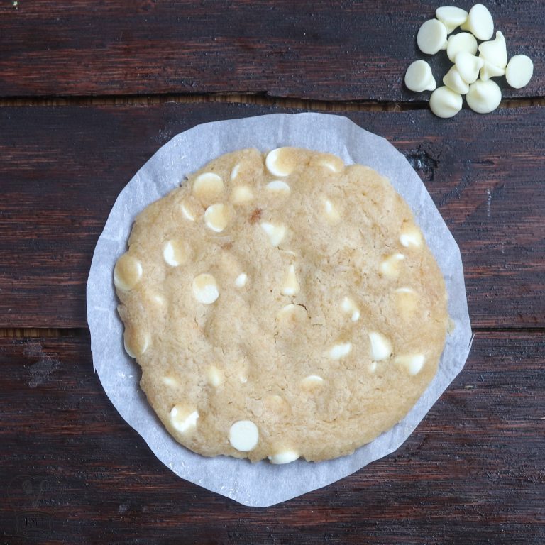 White chocolate chip cookie | 1-Minute Eggless Microwave Cookies