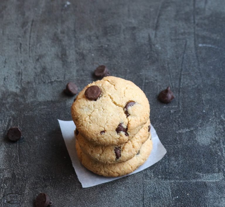 Chocolate chip cookie | chocolate chip  biscuit
